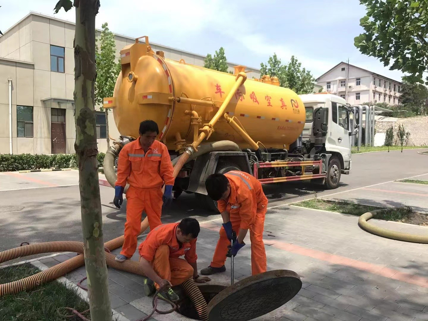 安阳管道疏通车停在窨井附近