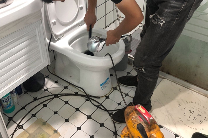 安阳马桶堵塞自己疏通还是找师傅？专业上门服务让你省时更省心